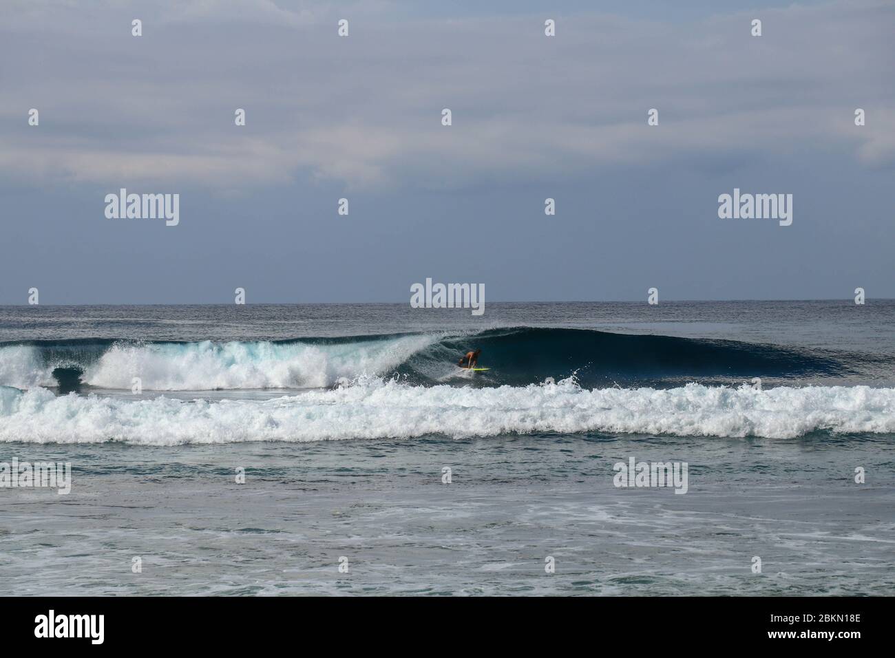Crystal clear blue ocean splashes hi-res stock photography and images ...
