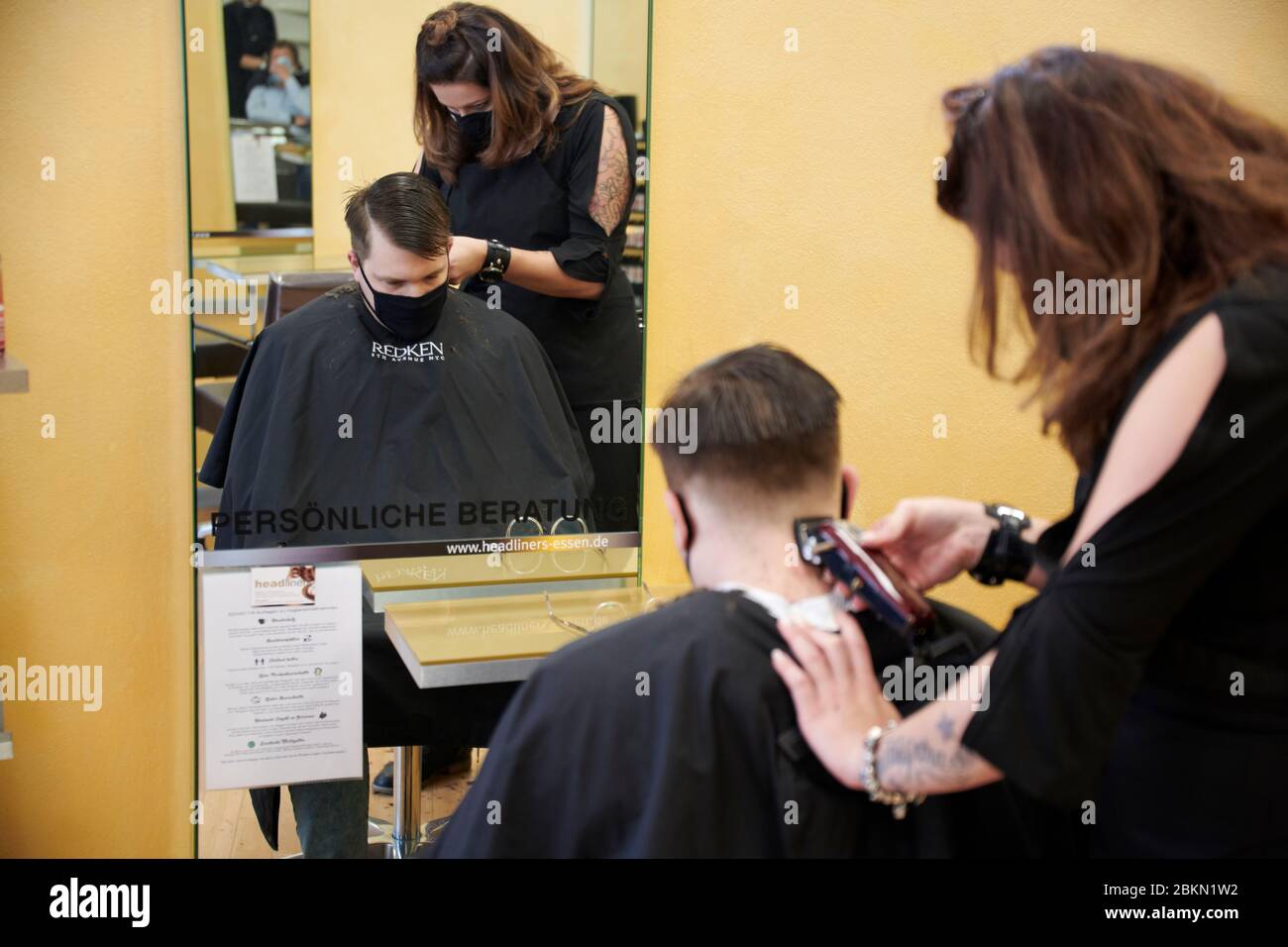 Ein Friseurinnen Team am ersten Tag an dem Friseur Salons wieder oeffnen duerfen. Es ist der 4.5.2020. es darf nur mit Mundschutz und dem desinfiziere Stock Photo