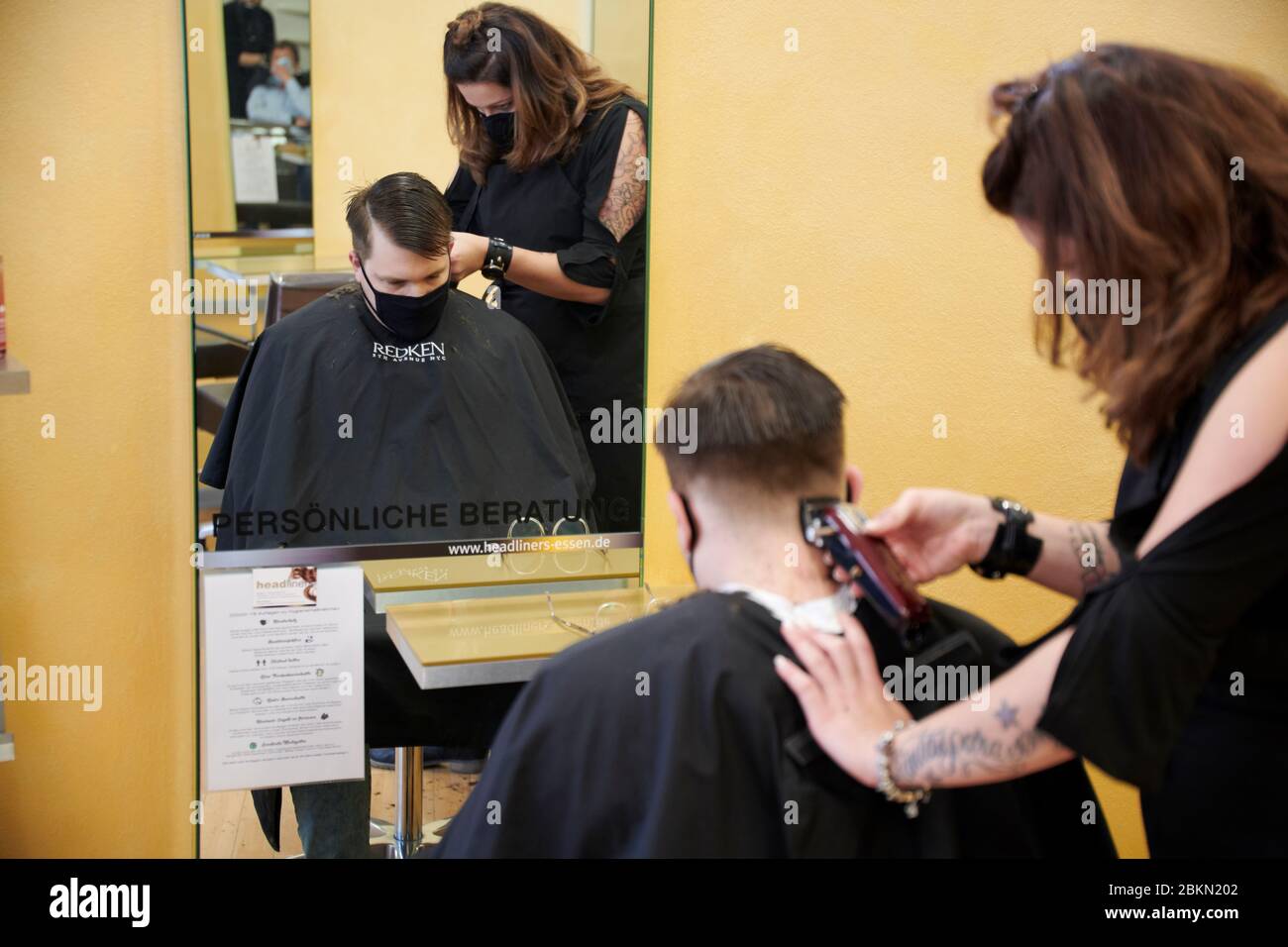 Ein Friseurinnen Team am ersten Tag an dem Friseur Salons wieder oeffnen duerfen. Es ist der 4.5.2020. es darf nur mit Mundschutz und dem desinfiziere Stock Photo