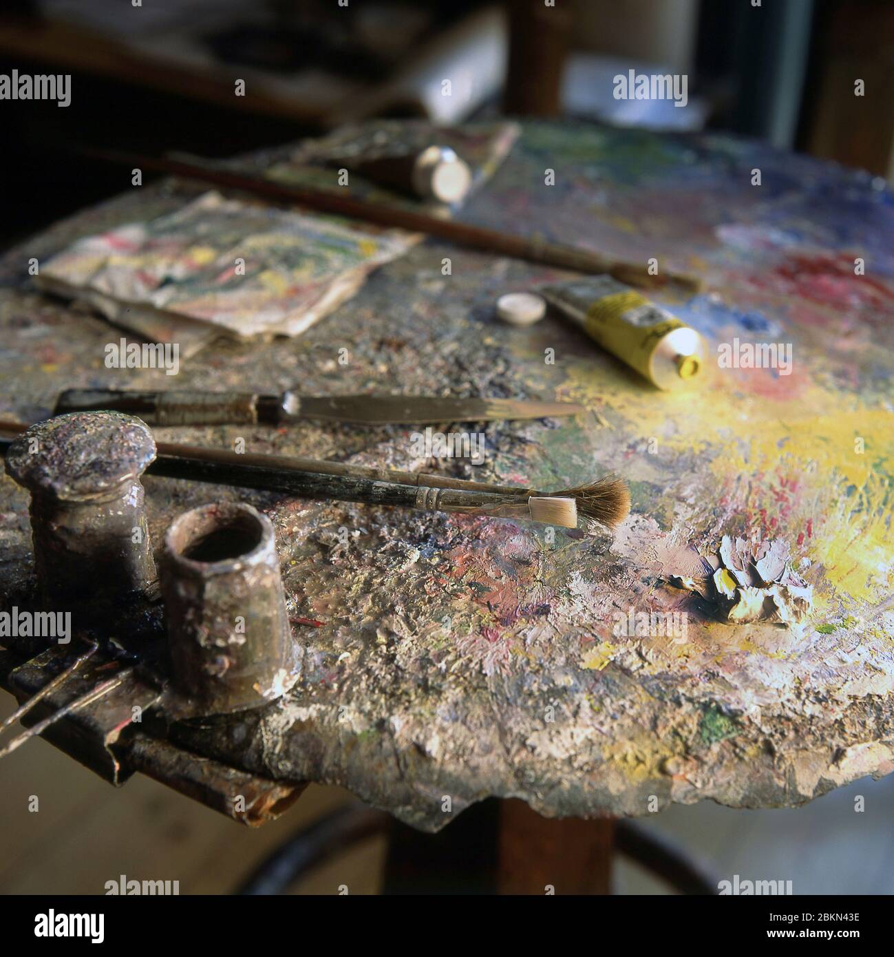 Margaret Thomas artist (1916-2016) artists paette in her studio in a watermill near Bungay Suffolk UK 2003 Stock Photo