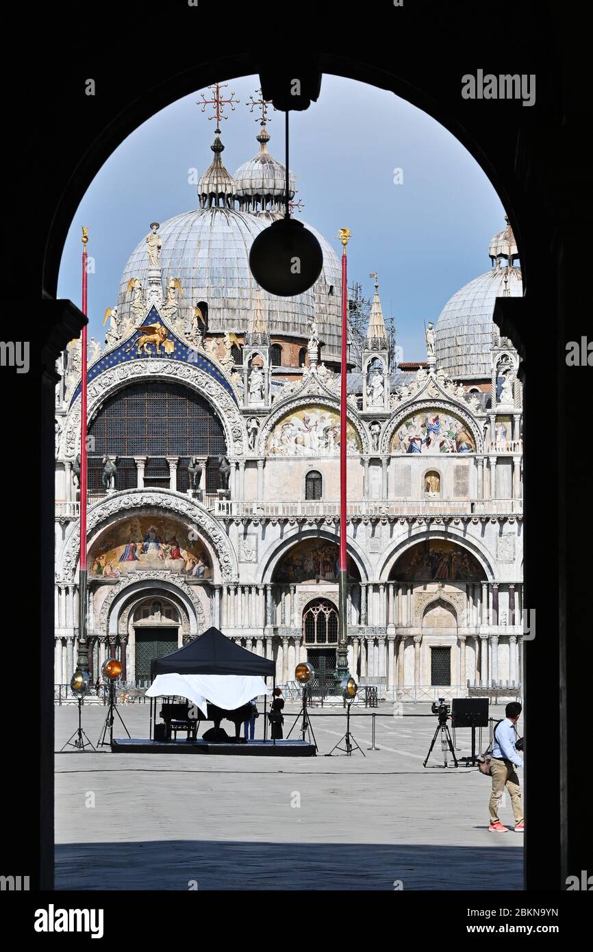 05/02/2020 Venice, Italy After Coronavirus, Piazza San Marco closed for a video appeal by Zucchero The singer (who has a house in the city) engaged in a promotional message for Venice and Italy VENICE. Piazza San Marco closed, from 16.30 to 21.30 on Saturday 2 May for the shooting of a 'promotional and communication video' by Zucchero Fornaciari. It is - reads the premise of the ordinance prohibiting the transit of people and signed by the commander of the local police, Marco Agostini - of a video 'in favor of Venice and Italy'. For his performance: a piano, alone, in the center of the square. Stock Photo