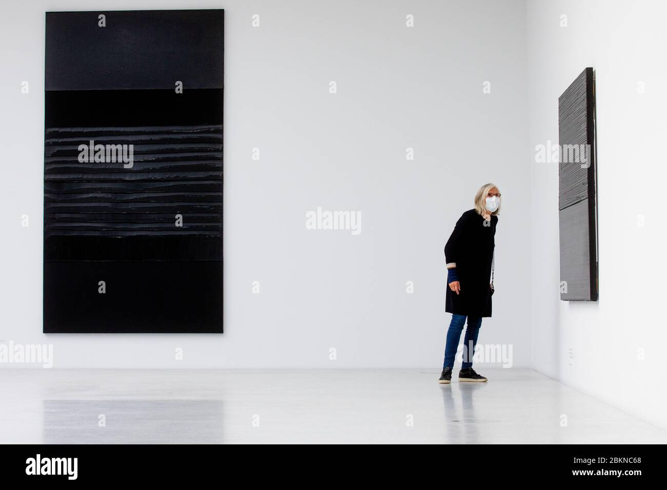 05 May 2020, North Rhine-Westphalia, Münster: A visitor is looking at the work 'Peinture 163cm x 181cm' by the French artist Pierre Soulages in the LWL Museum of Art and Culture. The museums in North Rhine-Westphalia have reopened for the first time since the Corona crisis. Photo: Rolf Vennenbernd/dpa Stock Photo