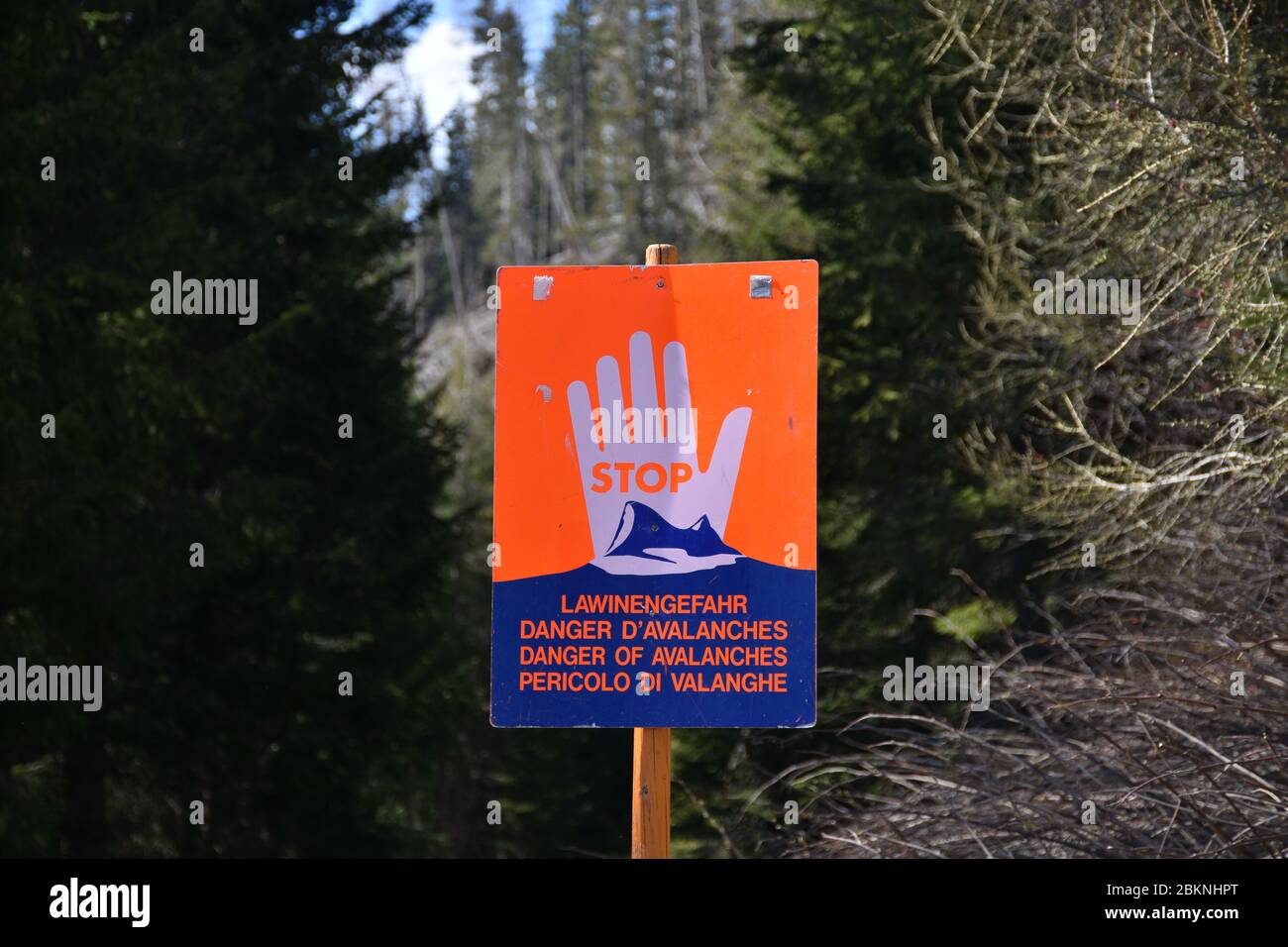 Schild, Tafel, Hand, Warnung, Lawinengefahr, Stop, Stopp, Weg, Waldweg, Wanderweg, gebirge, Alpen, Winter, Frühjahr, Lawine, Lebensgefahr, Leichtsinn, Stock Photo