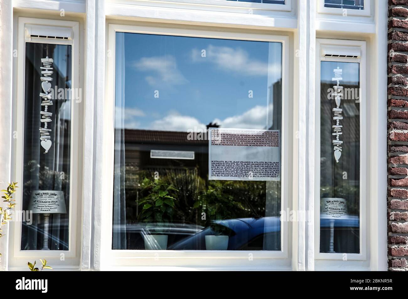 UTRECHT, 05-05-2020 , Dutchnews,commemoration poster behind the windows in utrecht, 75 years of freedom  herdenking poster achter de ramen in utrecht 4 en 5 mei, 75 jaar vrijheid Stock Photo