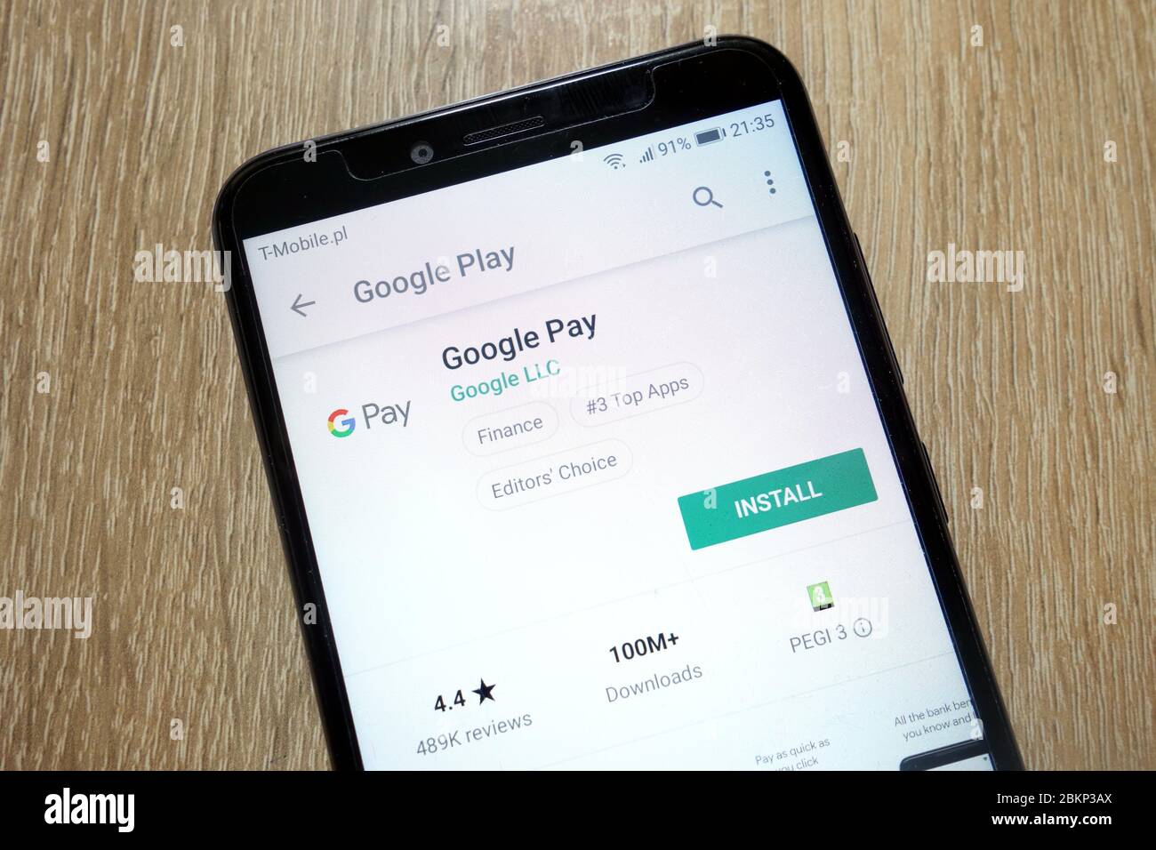 Google Pay app on Google Play Store website displayed on smartphone Stock Photo