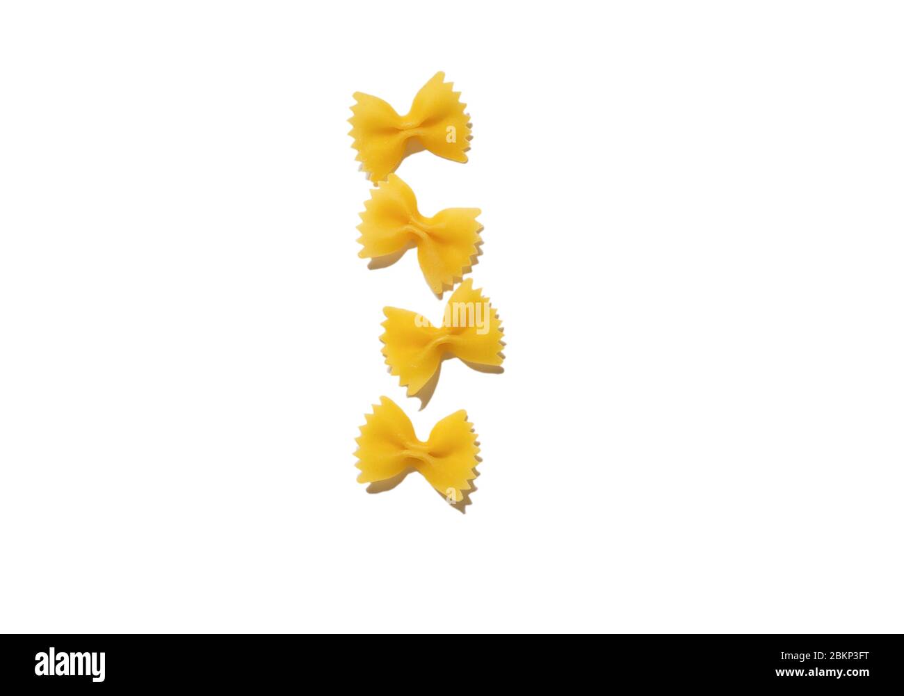 Farfalle decorative finte sull'erba Foto stock - Alamy