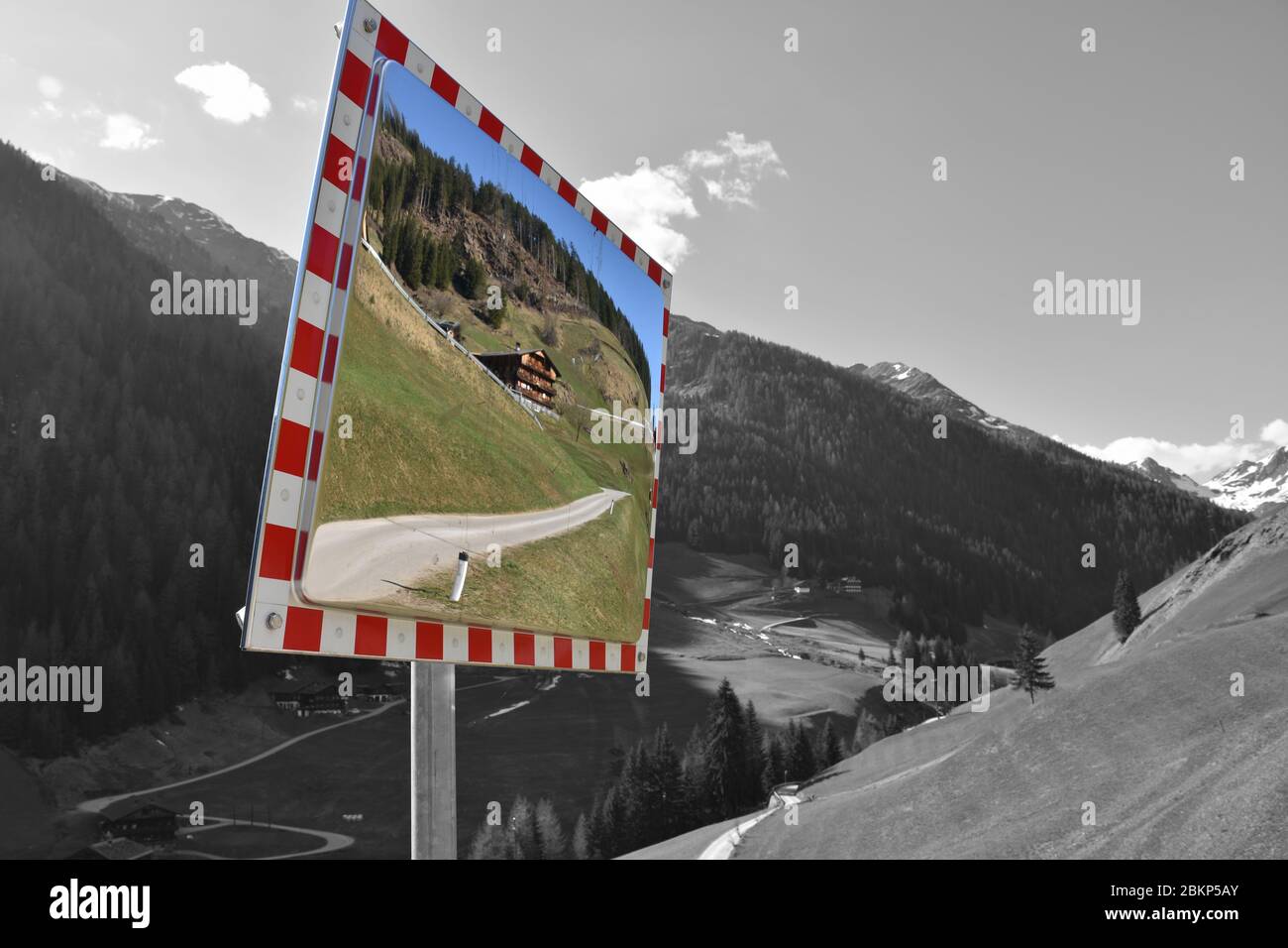 Verkehrsspiegel, Spiegel, Spiegelbild, spiegeln, Sicherheit, Verkehr, Schutz, Übersicht, Verkehrszeichen, Rahmen, Österreich, Osttirol, Innervillgrate Stock Photo