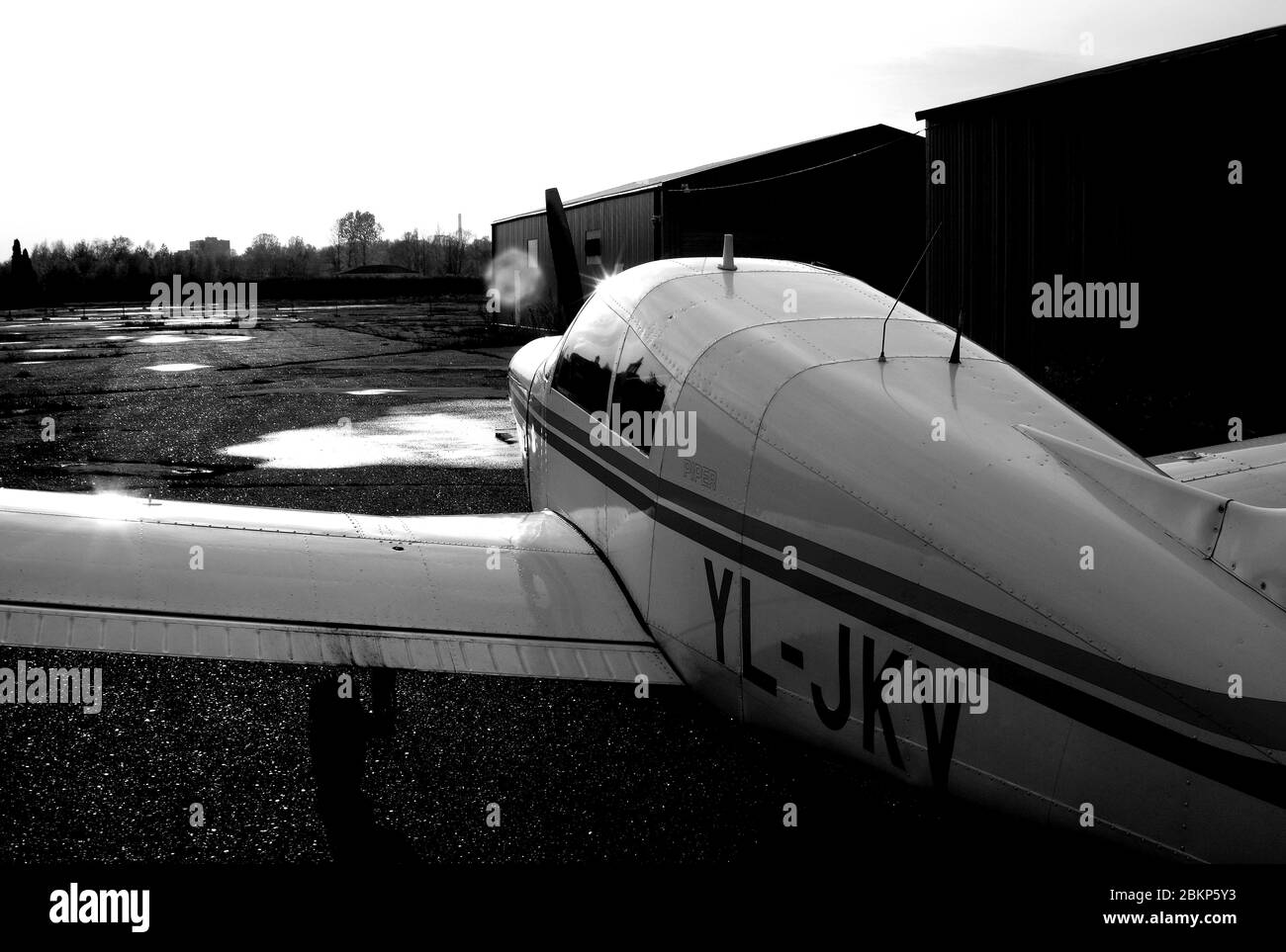 Airplane landing gear Black and White Stock Photos & Images - Alamy