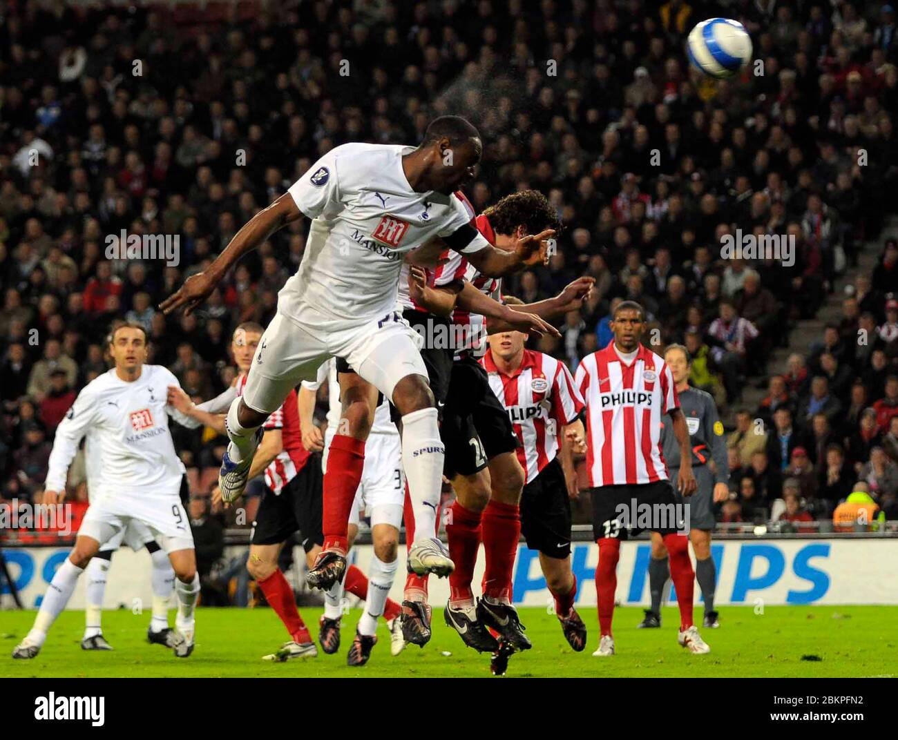 EINDHOVEN, NEDERLAND. MARCH 12: Ledley King (Spurs) has a header at goal, but it goes wide.  During UEFA Cup Round of 16 Second Leg between PSV Eindho Stock Photo