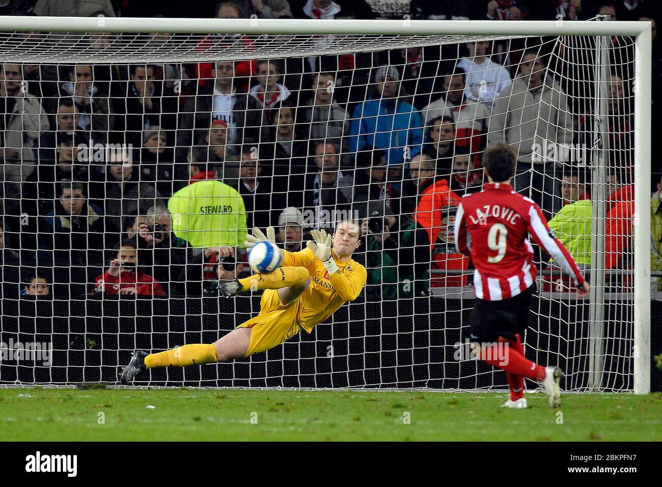 EINDHOVEN, NEDERLAND. MARCH 12: Paul Robinson (Spurs goalkeeper) saves a penalty from Danko Lazovic (PSV, 9).  During UEFA Cup Round of 16 Second Leg Stock Photo