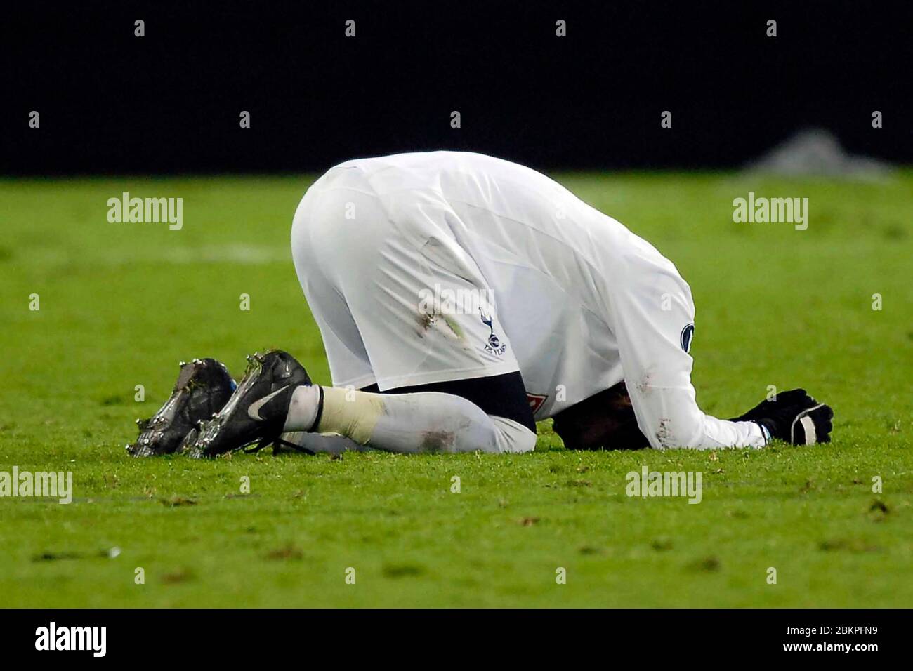 EINDHOVEN, NEDERLAND. MARCH 12: Pascal Chimbonda (Spurs) collapses to the floor after missing the vital last penalty. During UEFA Cup Round of 16 Seco Stock Photo