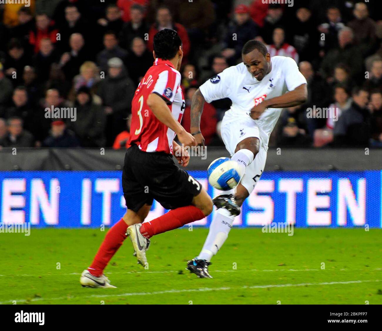 EINDHOVEN, NEDERLAND. MARCH 12: Darren Bent (Spurs) has a shot on goal. During UEFA Cup Round of 16 Second Leg between PSV Eindhoven and Tottenham Hot Stock Photo