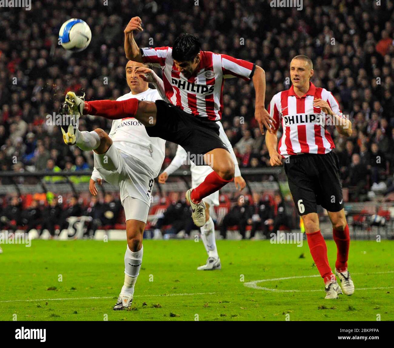 EINDHOVEN, NEDERLAND. MARCH 12: Carlos Salcido (PSV) clears in front of Dimitar Berbatov (Spurs). During UEFA Cup Round of 16 Second Leg between PSV E Stock Photo
