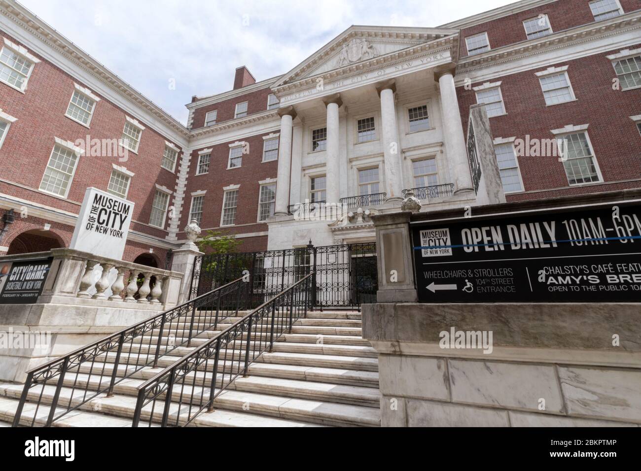 New york city museum courtyard hi-res stock photography and images - Alamy