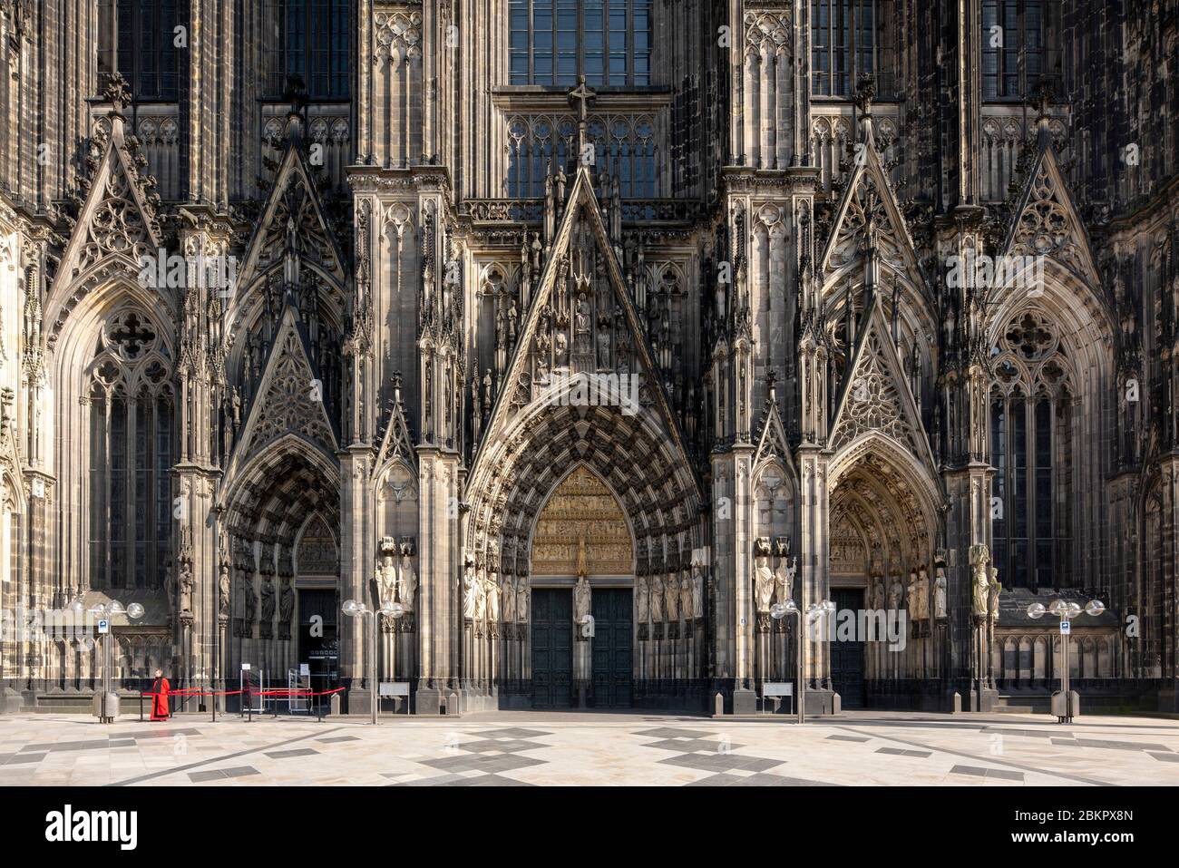Köln, Domplatte und Westfassade des Doms ohne Menschen Stock Photo