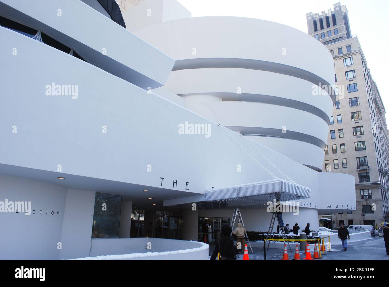 Modernist Modernism White Guggenheim Museum, 1071 Fifth Avenue at 89th Street Manhattan, New York City, United States by Frank Lloyd Wright Stock Photo