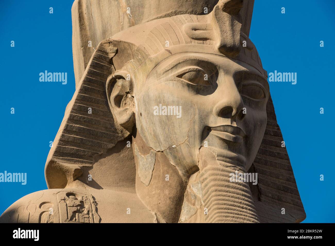 Egypte, Haute-Egypte, vall?e du Nil, Louxor, Temple de Louxor, class? au Patrimoine Mondial de l'UNESCO, Grande cour de Rams?s II, statue de Rams?s II/Egypt, Upper Egypt, Nile valley, Luxor, Luxor temple, listed as World Heritage by UNESCO, Great court of Rameses II, statue of Ramesses II Stock Photo