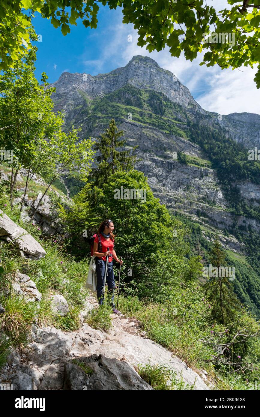 France, Haute-Savoie (74), Massif du Chablais, Samo?ns, hiker at the place called the Cr?t, in the background the Criou mountain Stock Photo