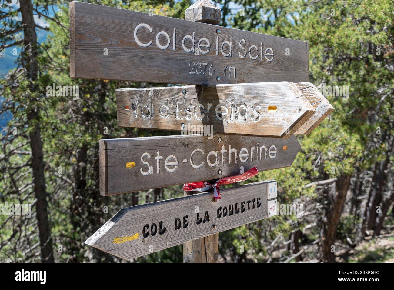 France, Hautes-Alpes (05), Queyras Regional Nature Park, Val d'Escreins Nature Reserve, Guillestre, Col de la Coulette, signpost at Col de la Scie (2362m), the altitude on the sign does not correspond to the IGN map Stock Photo