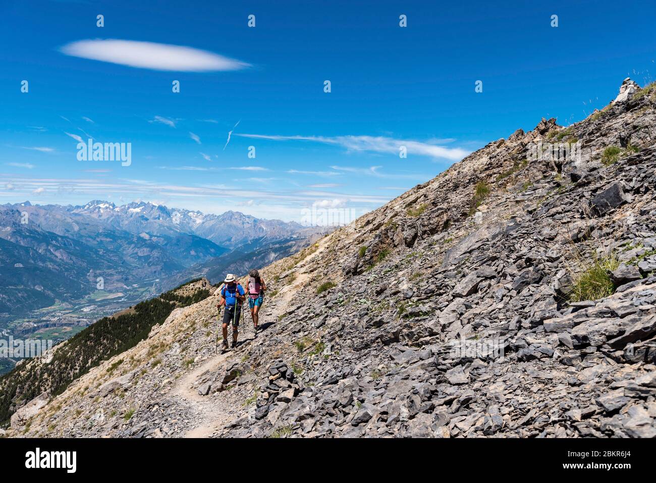 France, Hautes-Alpes (05), Queyras Regional Nature Park, Val d'Escreins Nature Reserve, Guillestre, Col de la Coulette, hikers on the Vars ridge between the Col de la Coulette (2362m) and the Col de la Scie (2362m) Stock Photo