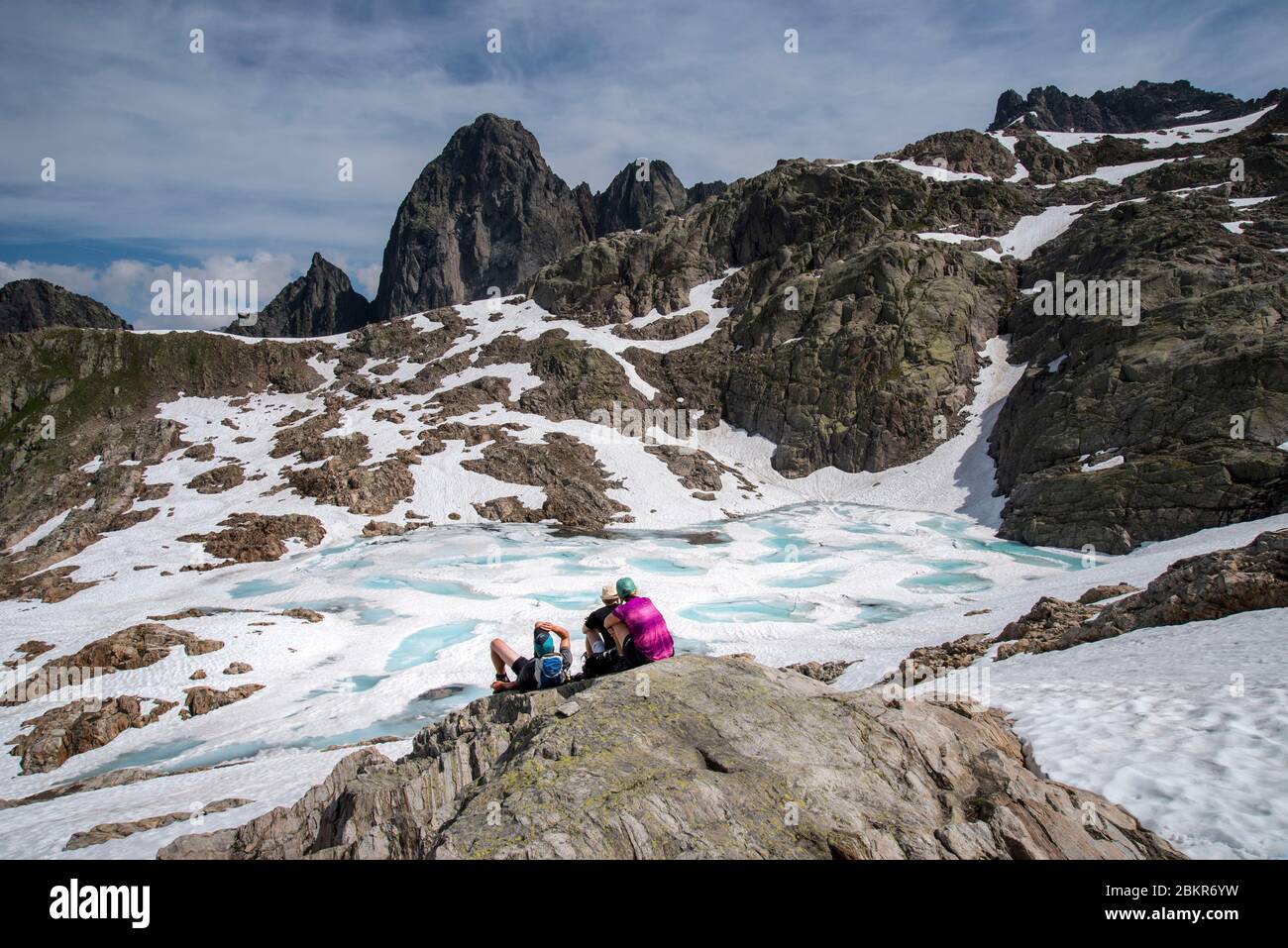 France, Haute-Savoie (74), Chamonix, Les Lacs Noirs, hikers contemplating one of the Lacs Noirs Stock Photo