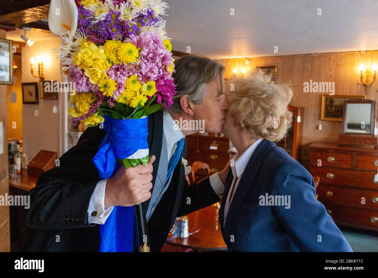 Tutti Man Giving The Traditional Kiss, Tutti Day, Traditional Annual Hocktide Festival, Hungerford, Berkshire, England Stock Photo