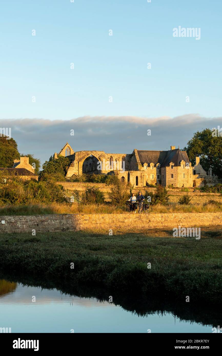 France, C?tes d'Armor, Paimpol, cycle tourists in front of Beauport Abbey at daybreak, along the Maritime Bicycle route Stock Photo