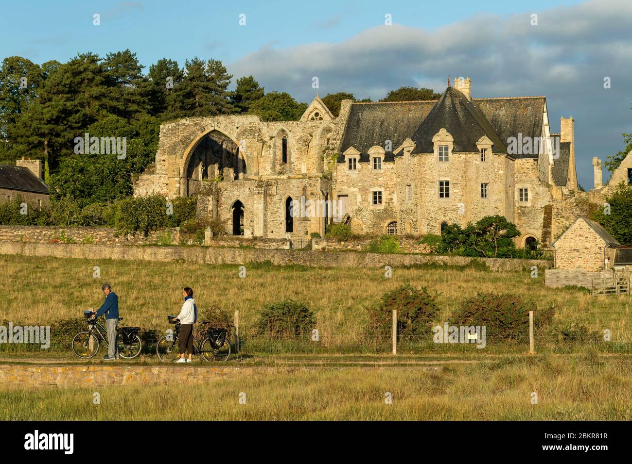 France, C?tes d'Armor, Paimpol, cycle tourists in front of Beauport Abbey at daybreak, along the Maritime Bicycle route Stock Photo