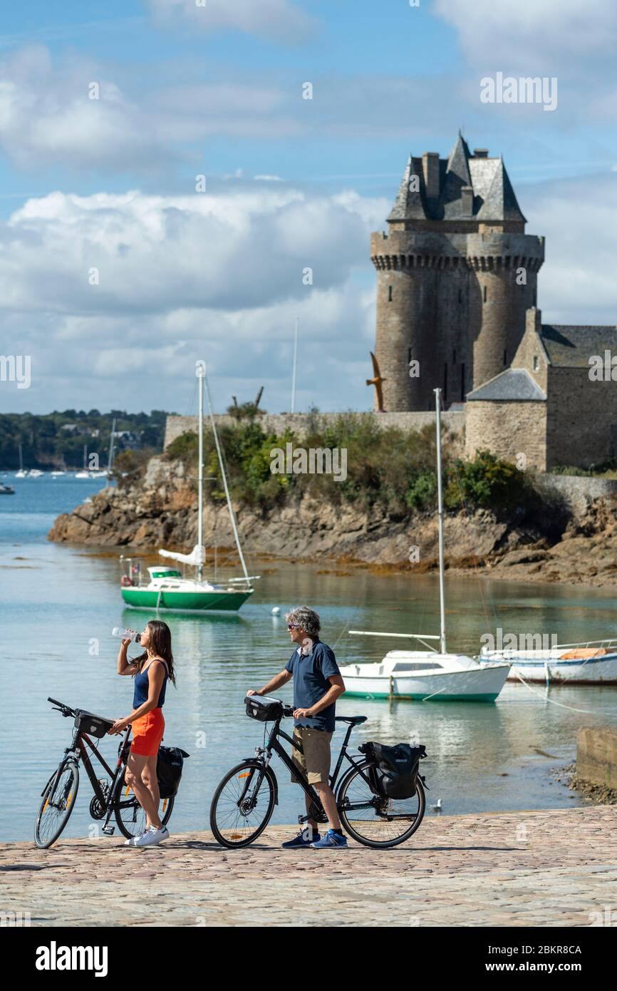 France, Ille-et-Vilaine, Saint-Malo, cycling tourists in the Saint-Servant district and Solidor tower, along the Maritime Bicycle route Stock Photo