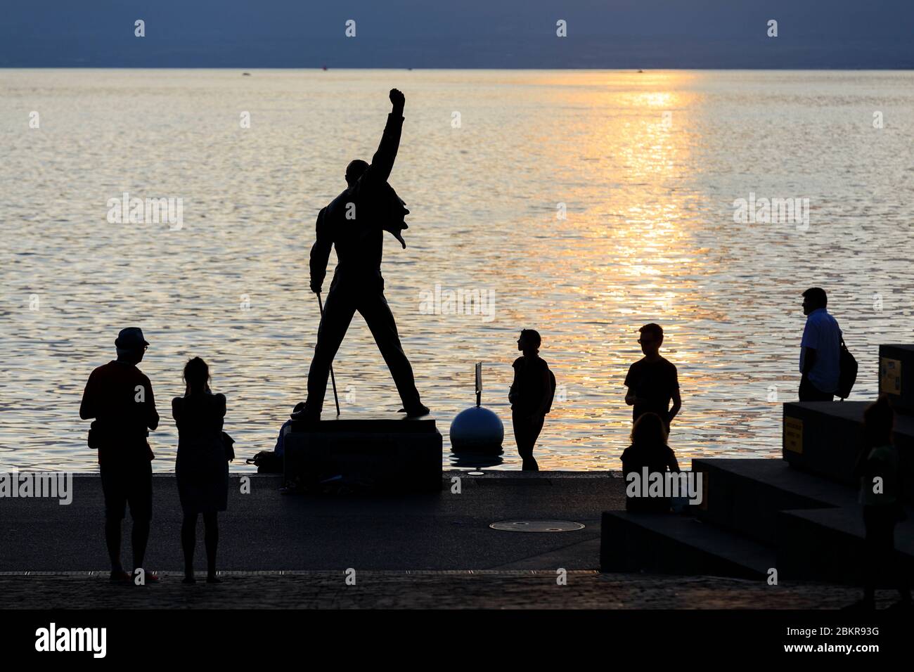 Switzerland, Canton of Vaud, Montreux, Place du Marche, bronze statue of Freddie Mercury (Irena Sedlecka, Czech sculptor), Lake Geneva in the background Stock Photo