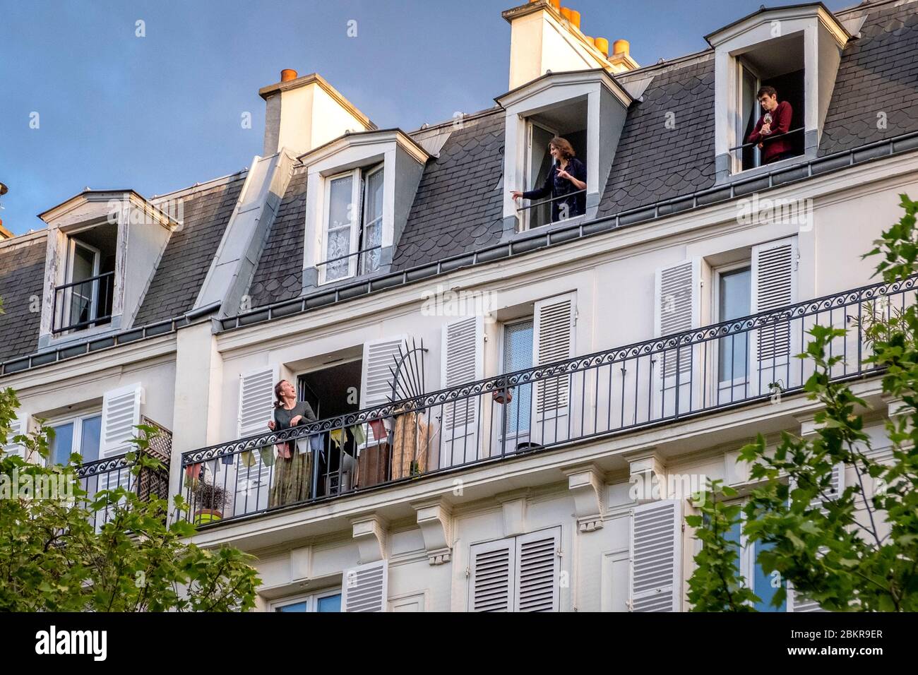 France, Paris, COVID-19 (or Coronavirus) lockdown, avenue Daumesnil, 8 p.m., applause on the balcony Stock Photo