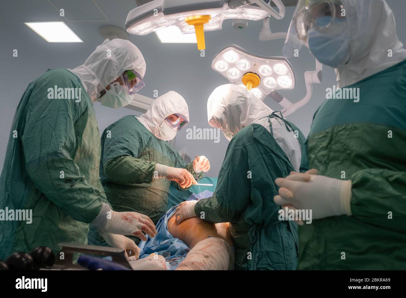 Современный врач. Пациент в операционной. Благитко евгений михайлович новосибирск. Хирург взялся оперировать больного показавшегося ему безнадежным. Благитко евгений михайлович.