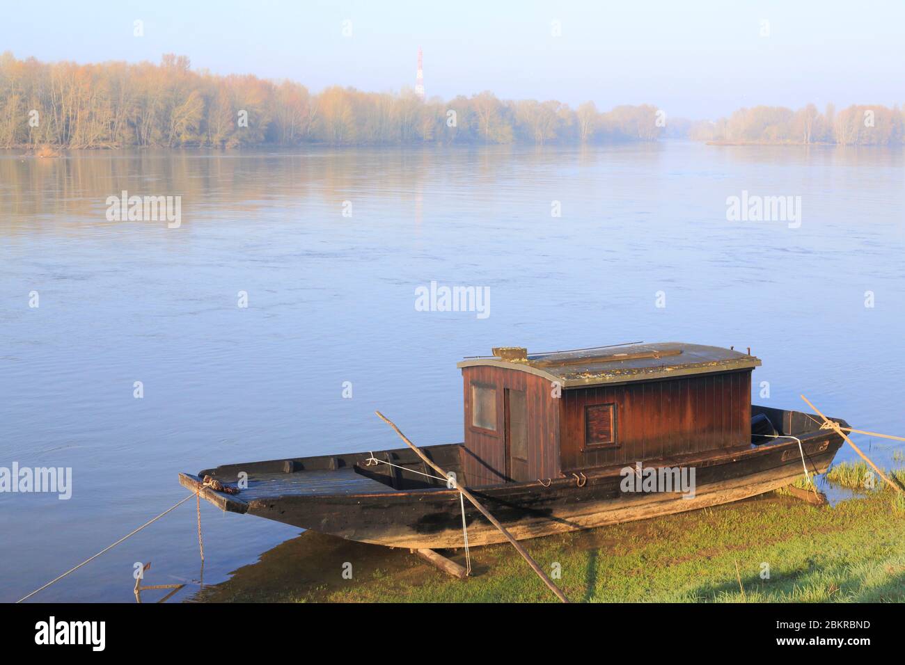 France, Loiret, Combleux, commune located in the perimeter of the Loire Valley listed as World Heritage by UNESCO, traditional Loire flat-bottomed boat called the toue cabane Stock Photo