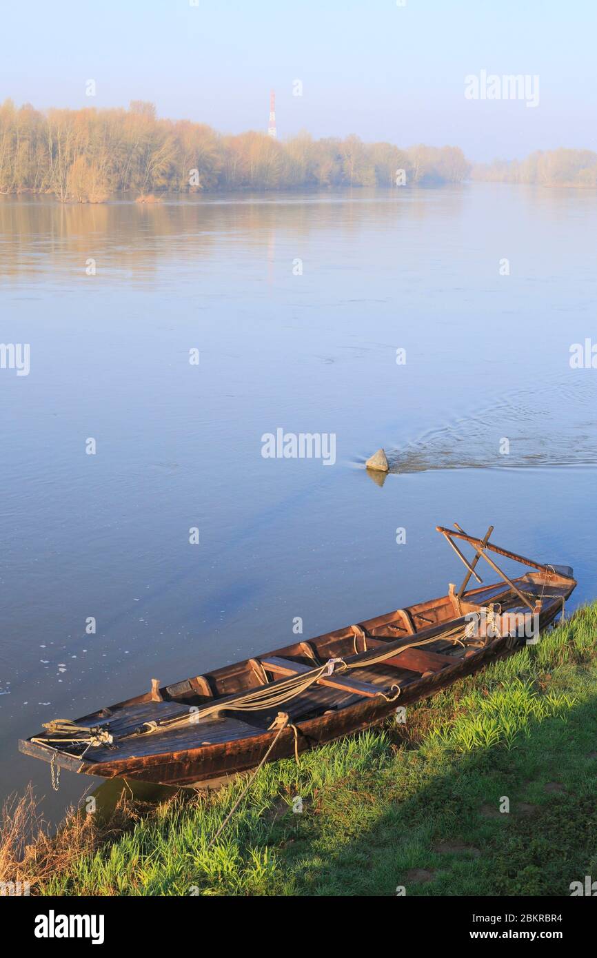 France, Loiret, Combleux, commune located in the perimeter of the Loire Valley listed as World Heritage by UNESCO, traditional Loire flat-bottom boat named futreau Stock Photo