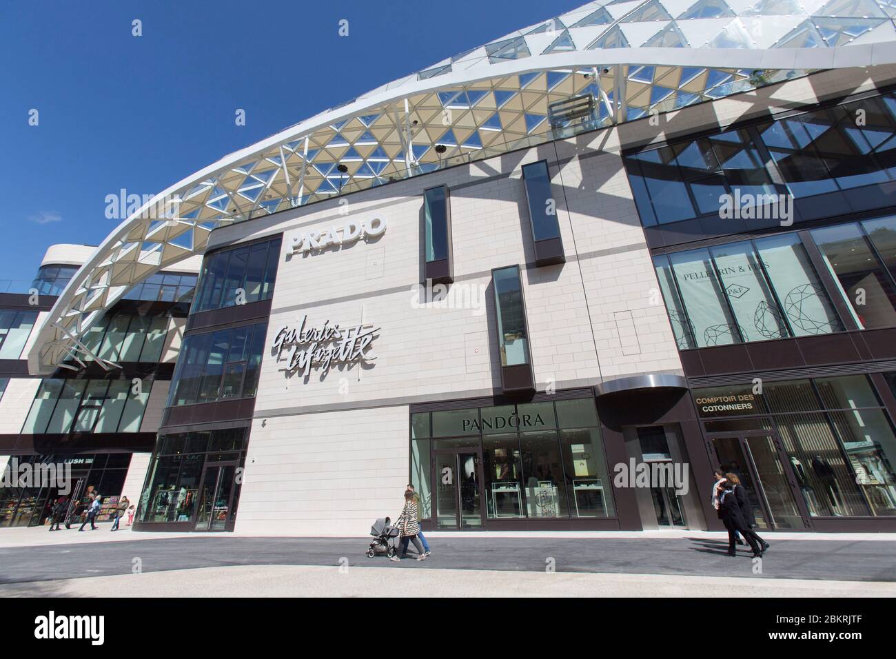 France, Bouches du Rhone, Marseille, Le Prado, high end shopping center at the foot of the velodrome stadium, designed as a shopping center on 4 levels with a glass canopy by the architectural firms Benoy and Didier Rogeon and Klepierre, 23,000 m2, 40 stores including Les Galeries Lafayette, Repetto, Alain Figaret, Jacadi, Zara Stock Photo