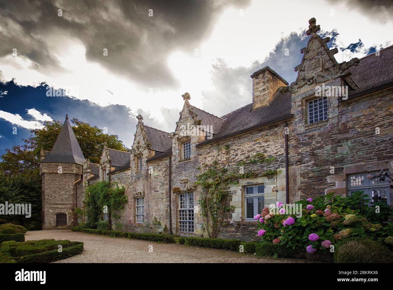 France, Morbihan, Rochefort en Terre, The castle of Rochefort en Terre under a stormy sky, the Preferred Village of the French 2016 Stock Photo