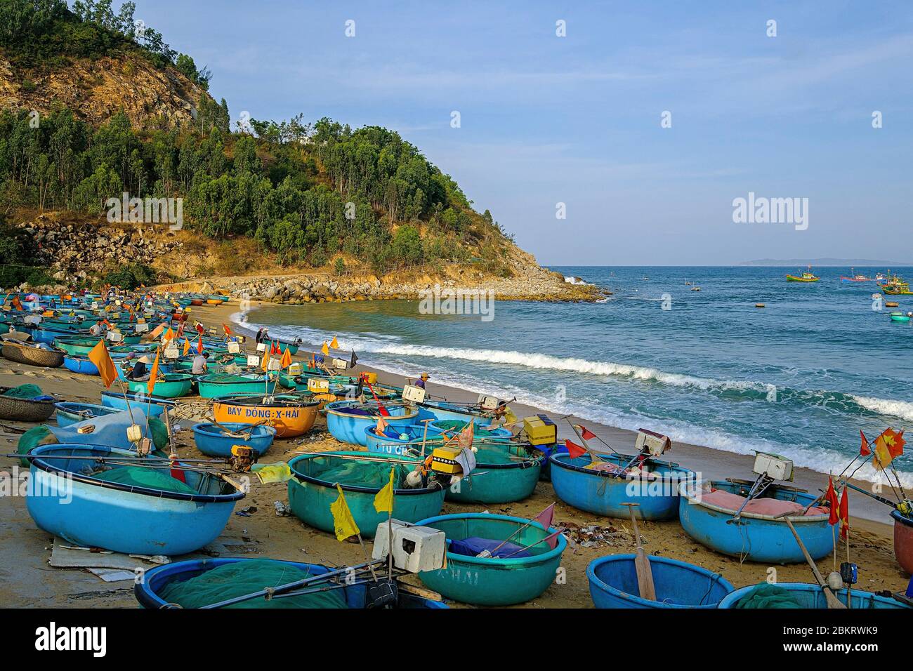 Vietnam, Binh Dinh province, near Qui Nohn, the fishermen village of Xuan Hai, vietnamese basket boat called ghe th?ng ch?i Stock Photo