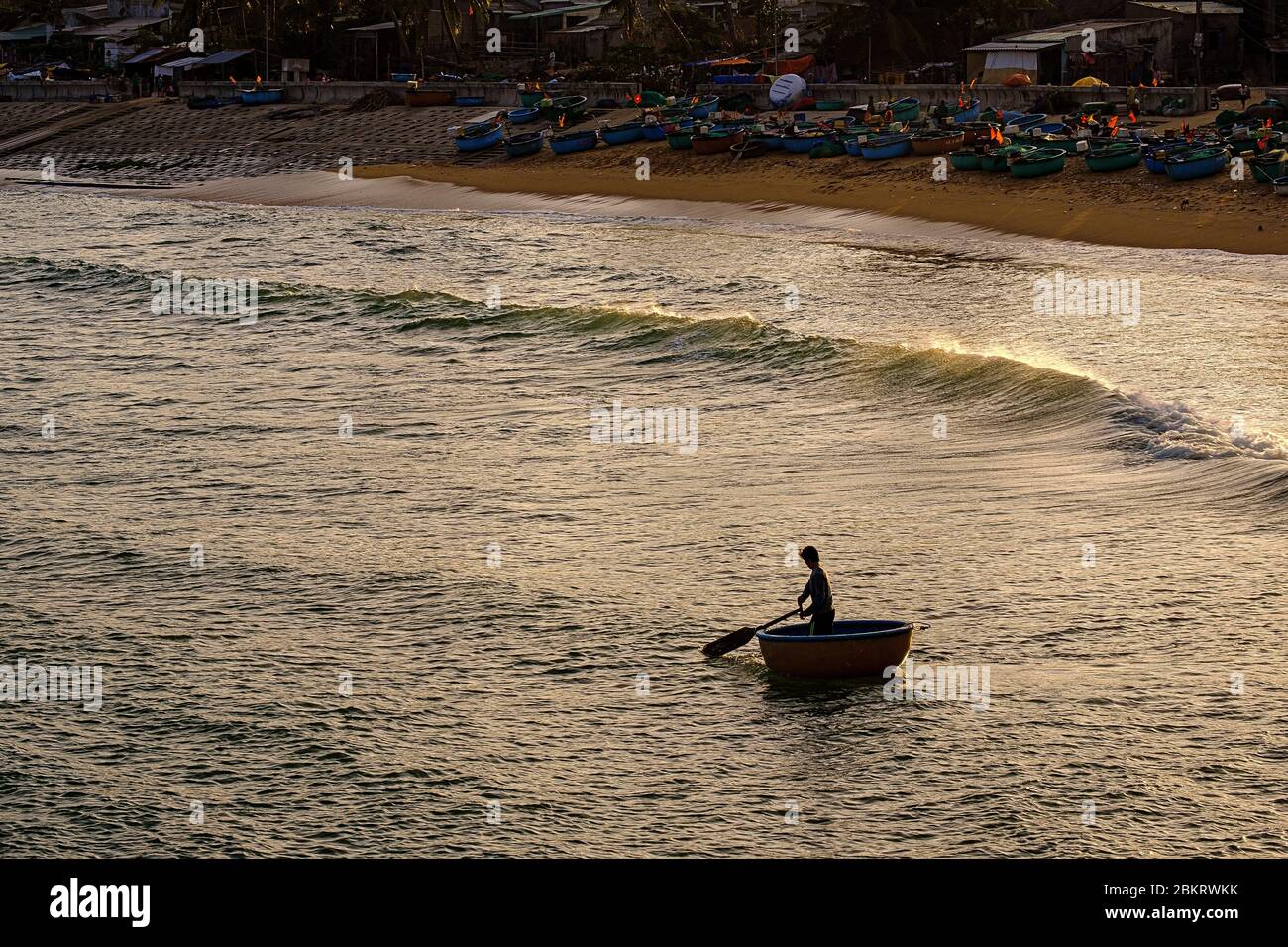 Vietnam, Binh Dinh province, near Qui Nohn, the fishermen village of Xuan Hai, going fishing in a vietnamese basket boat called ghe th?ng ch?i Stock Photo