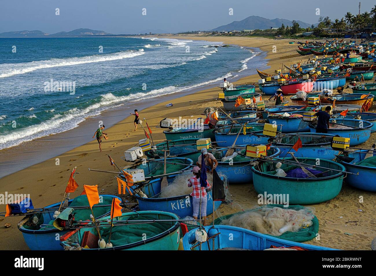 Vietnam, Binh Dinh province, near Qui Nohn, the fishermen village of Xuan Hai, vietnamese basket boat called ghe th?ng ch?i Stock Photo