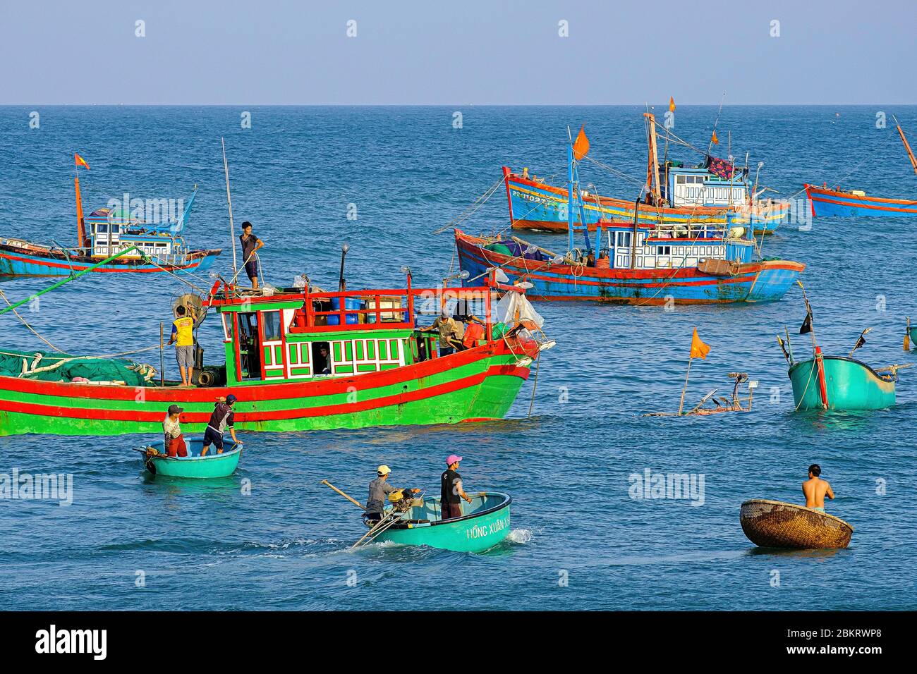 Vietnam, Binh Dinh province, near Qui Nohn, the fishermen village of Xuan Hai, vietnamese boats and basket boats called ghe th?ng ch?i Stock Photo