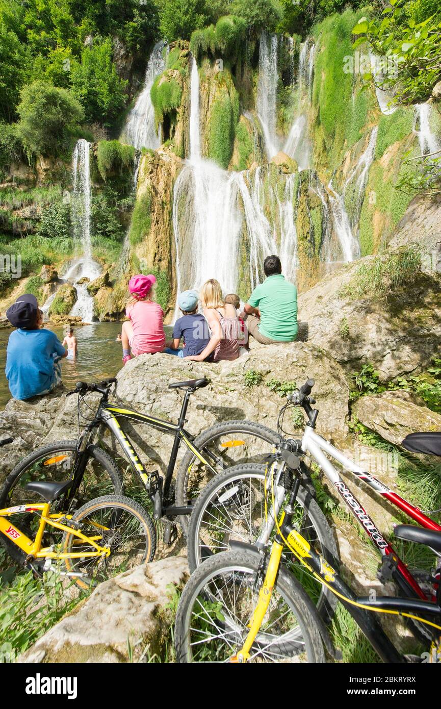 France, Ain Bregnier Cordon, ViaRhona, small family enjoying the freshness of the Glandieu waterfall Stock Photo