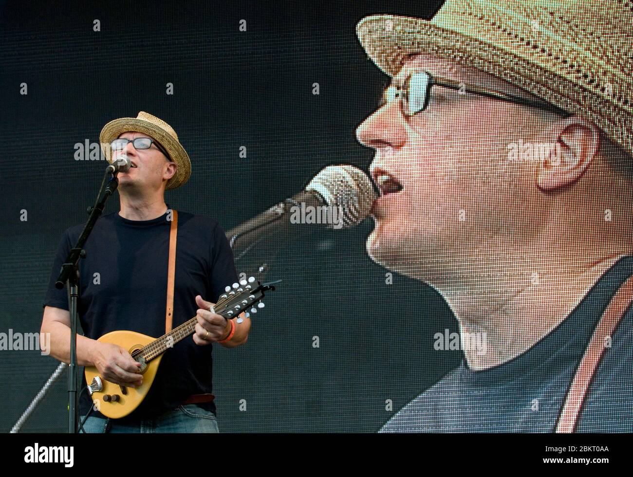 Adrian 'Ade' Edmondson on stage with folk/punk band The Bad Shepherds at the Fairport Convention Festival 13th August 2009. Stock Photo