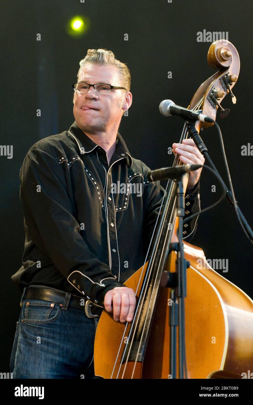 British film critic and musician Mark Kermode plays bass with skiffle group the Dodge Brothers at the Fairport Convention Festival 14th August 2009. Stock Photo