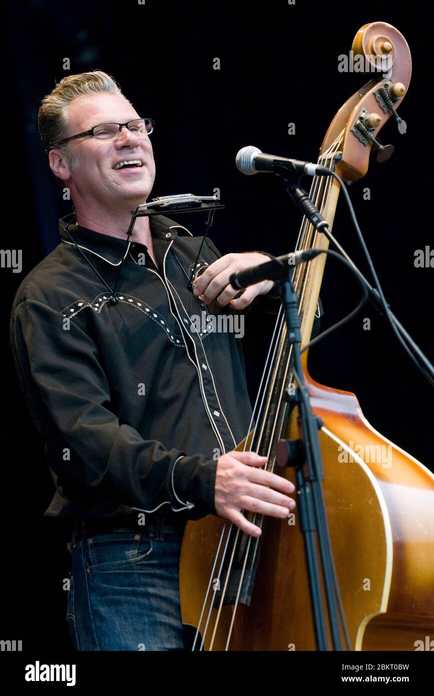 British film critic and musician Mark Kermode plays bass with skiffle group the Dodge Brothers at the Fairport Convention Festival 14th August 2009. Stock Photo