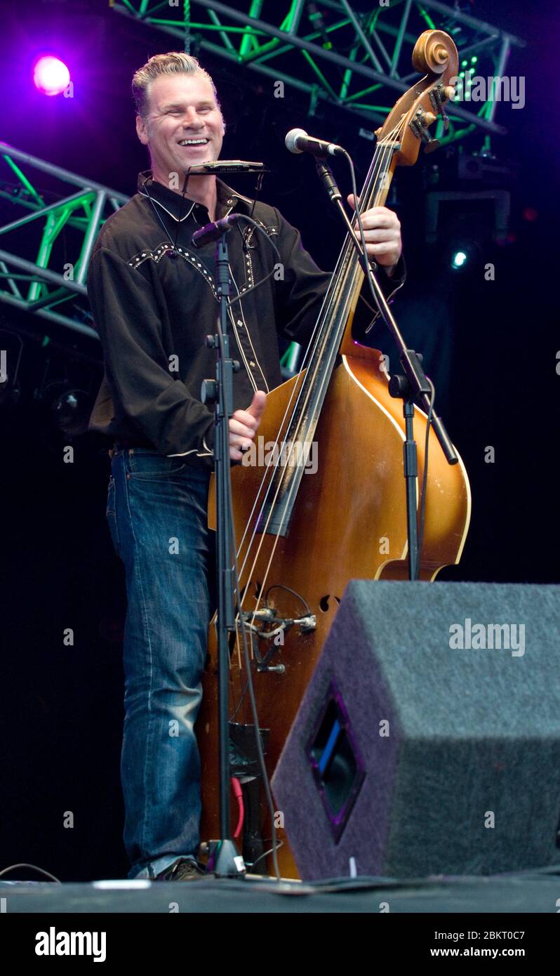 British film critic and musician Mark Kermode plays bass with skiffle group the Dodge Brothers at the Fairport Convention Festival 14th August 2009. Stock Photo