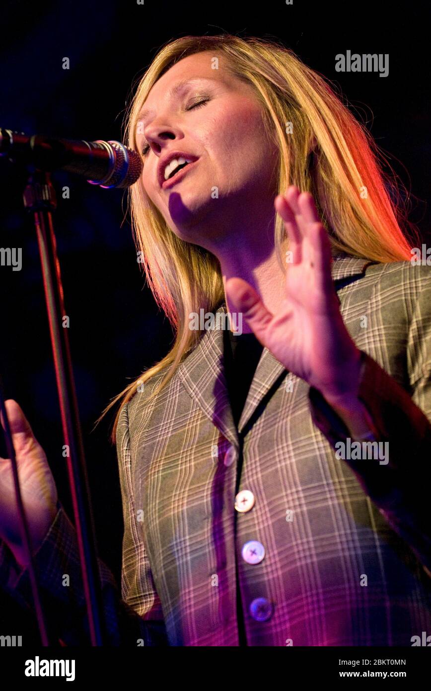 Sarah Cracknell lead singer of Saint Etienne  at the Moseley Folk Festival, Birmingham, England, UK on the 4th September 2009 Stock Photo