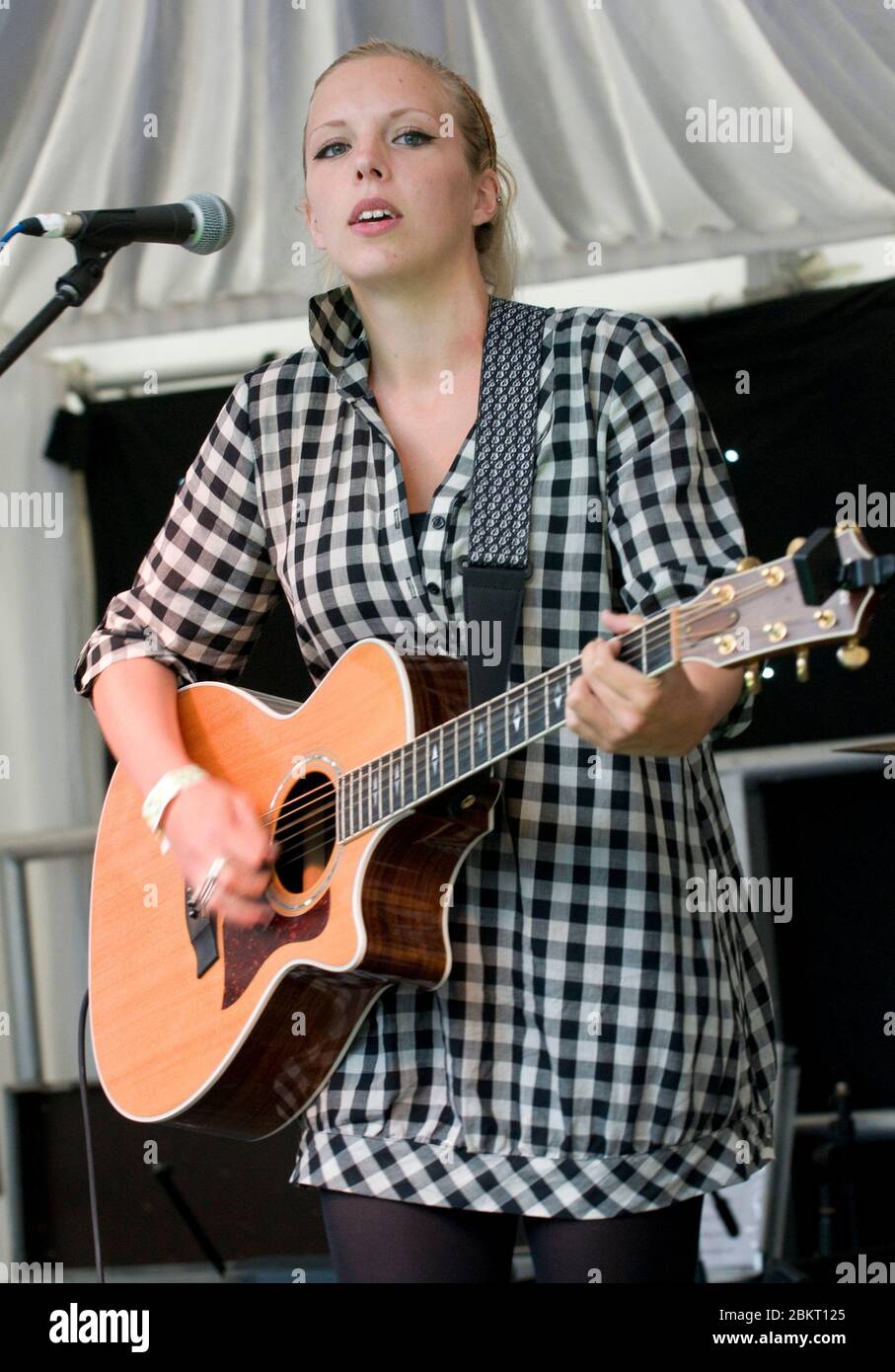 Ella Edmondson, daughter of Ade Edmondson and Jennifer Saunders at the Moseley Folk Festival. 6th September 2009 Stock Photo