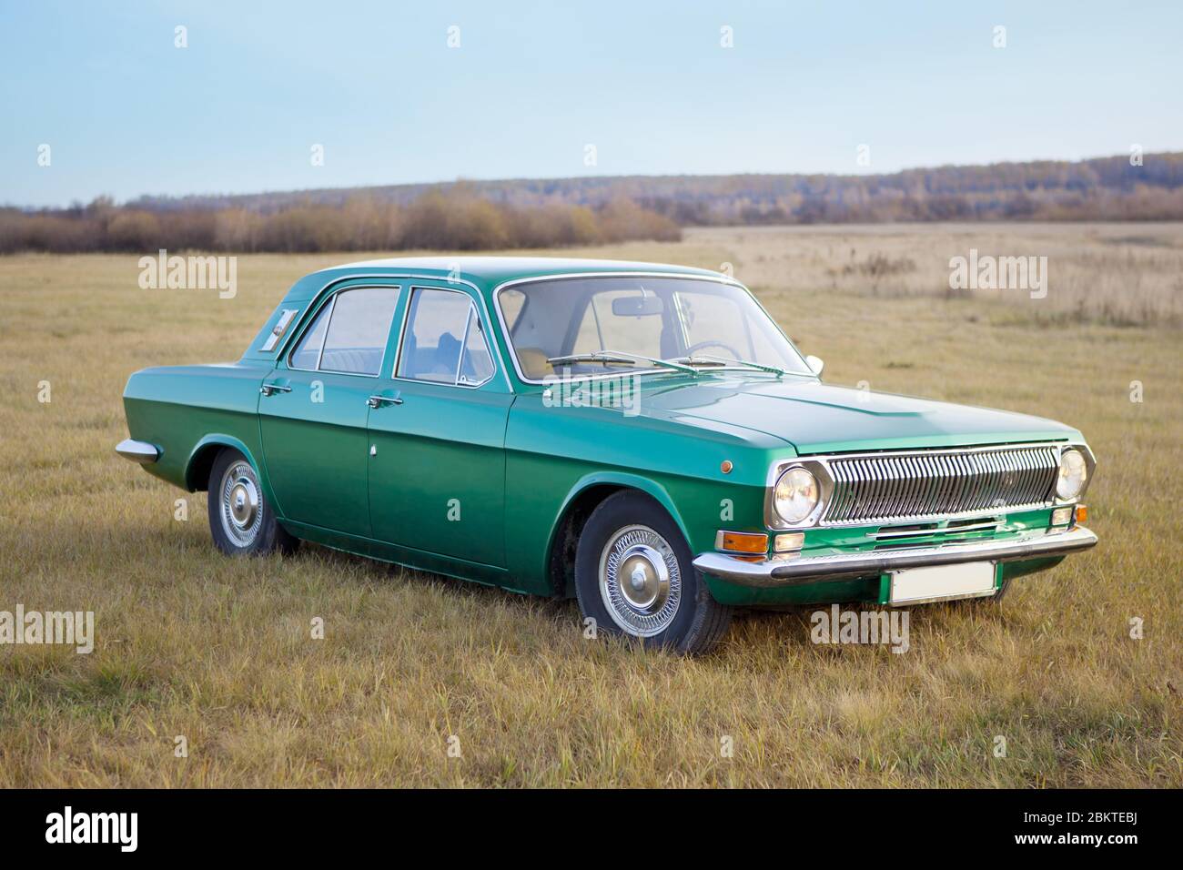 Car in the field hi-res stock photography and images - Alamy