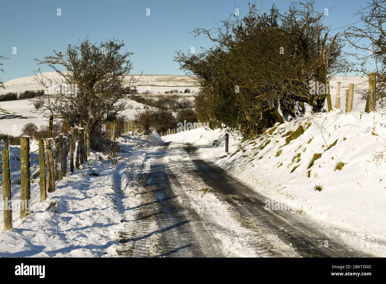 Bright snowy road hi-res stock photography and images - Alamy