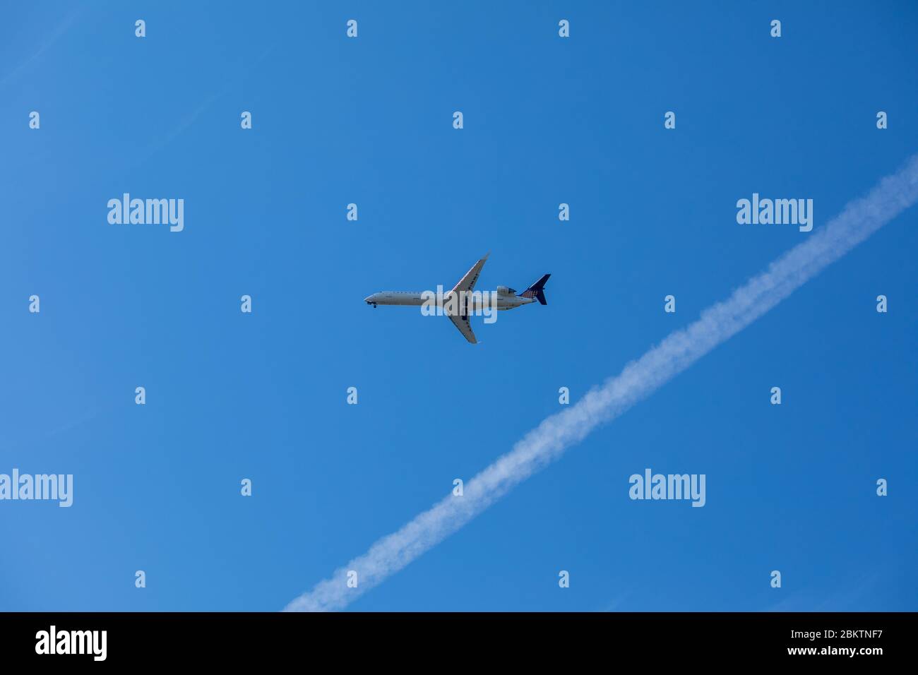 Airplane take off in slow hi-res stock photography and images - Alamy
